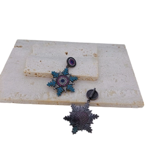 Boucles d'oreilles flocon de neige avec zircons bleus et violets en serti micro-pavé