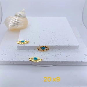 Detalle de dijes de ojo turco dorados con esmalte azul y marca de tamaño de 20x9mm