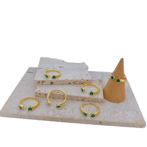 Retro gouden ringenset met groene hart-zirkonia accenten en spiraalvormige texturen