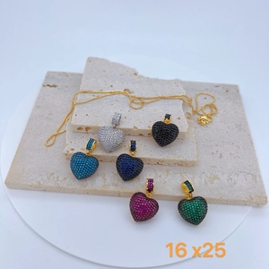 Vue détaillée de pendentifs en forme de cœur avec zircons colorés sur pierres de travertin