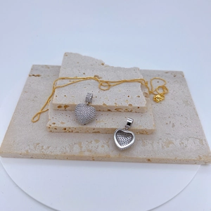 Collier cœur doré élégant avec zircons micro-pave et design ajouré en nid d'abeille au dos