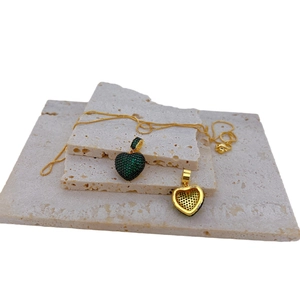 Élégant collier en or avec pendentif coeur orné de zircons verts sertis en micro-pavé