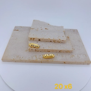 Primer plano del colgante de cara sonriente dorada con circonitas brillantes