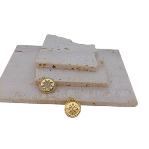 Colgante de medallón de estrella chapado en oro con cristales micro y vista trasera