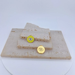 Goldene Böses Auge Anhänger mit gelber Emaille und Zirkonia auf Travertin-Stein
