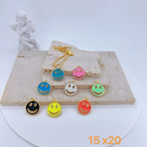 Détail macro de pendentifs smiley en émail multicolore sur chaîne dorée avec dimensions