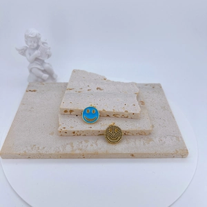Pendentifs smiley évidés plaqués or avec finition goutte d'huile bleue pour colliers