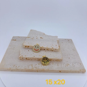 Detaillierte Nahaufnahme vergoldeter Evil Eye Smile Anhänger mit Zirkonia-Besatz