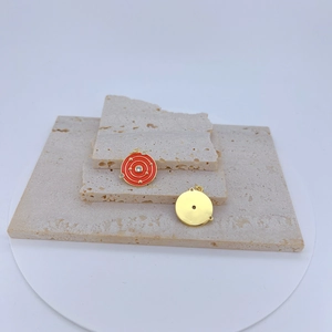 Roter Emaille-Anhänger mit Goldbeschichtung und funkelndem Zirkonia-Inlay für Damen
