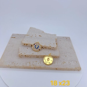 Detalle del colgante Mano de Fátima chapado en oro 18k con circón y esmalte, 18x23mm