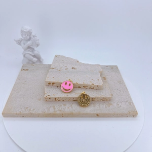 Détails de pendentifs visage souriant en émail rose et or texturé pour bijoux DIY