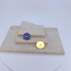 Details von vergoldeten runden Anhängern mit blauem Emaille und glitzernden Zirkonia-Steinen