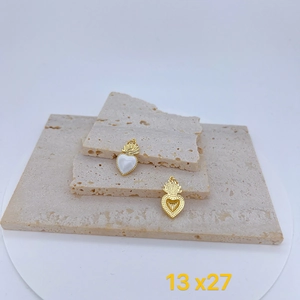 Detalle del colgante de corazón bañado en oro de 18k de 13x27mm con incrustación blanca