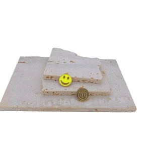 Pendentifs smiley en émail jaune et or texturé pour la création de bijoux élégants