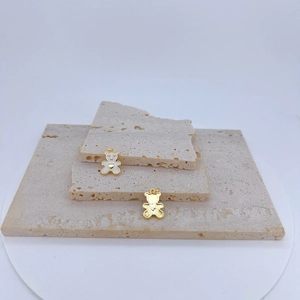 Minimalistische vergulde beer hanger met wit emaille en gouden hartje