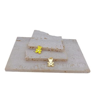 Elegante vergulde beer hanger met geel emaille en wit hart detail voor halskettingen