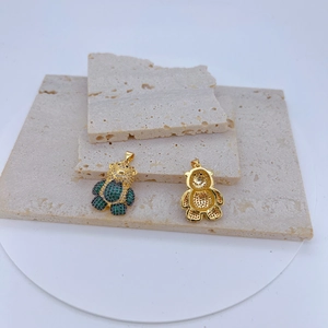 Pendentif ours plaqué or avec des pierres de zircone vertes et blanches pour femmes