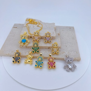 Détail d'un pendentif ourson serti de zircons multicolores sur un support élégant
