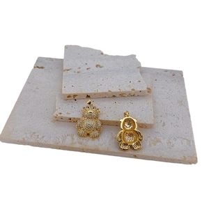 Pendentif ours plaqué or avec zircons blancs montrant les vues de face et de dos