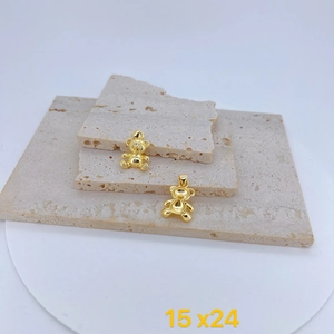 Vue détaillée des pendentifs ours dorés 15x24mm avec zircons sur socle en pierre