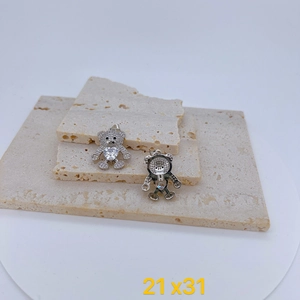Détail macro du pendentif ours avec zircons pavés et cristal de cœur, taille 21x31mm