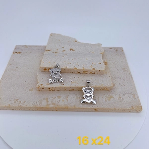 Detailansicht eines Bärenanhängers mit Mikropflaster-Kristallen und Herz-Hohl-Design