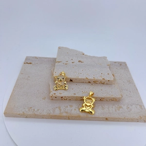 Detail eines vergoldeten Bärenanhängers mit Zirkonia-Besatz und Herz-Aussparung