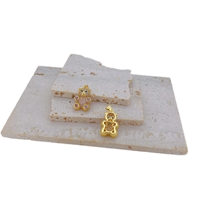 Pendentif ours doré avec cristaux de zircone rose et design arrière en nid d'abeille