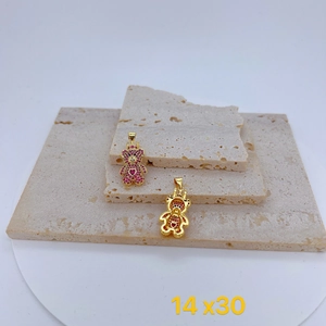 Detail eines rosa Zirkon Bärenanhängers mit goldener Rückseite und Maßen 14x30mm