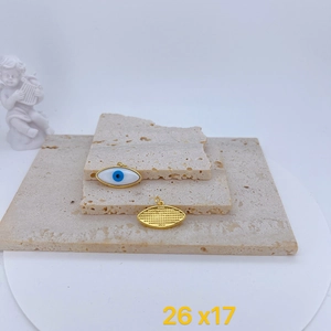 Λεπτομέρεια μενταγιόν Evil Eye με μέγεθος 26x17mm και χρυσή ανάγλυφη πίσω πλευρά