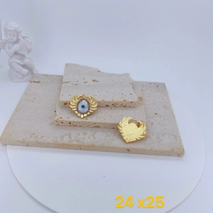 Detalle de amuleto de ojo turco corazón alado chapado en oro con circonitas y nácar