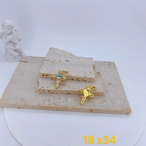 Detalle de colgantes de cruz dorados 18x34mm con ojo de la suerte e incrustaciones de circón