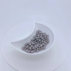 Gros plan de perles rondes en zircon scintillant pour la création de bijoux DIY et colliers