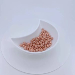 Vue macro de perles sphériques en zircone micro-pave avec placage or rose