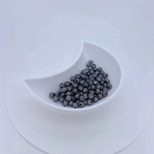 Gros plan de perles boule en zircone cubique gris fonce pour creation de bijoux