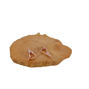 Chiusure a moschettone oro rosa con zirconi micro-pavé su fetta di legno naturale