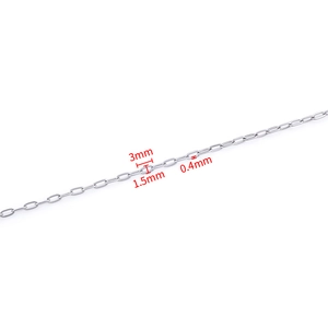 Macro-opname van 3x1.5mm roestvrijstalen paperclipketting met 0.4mm dikte