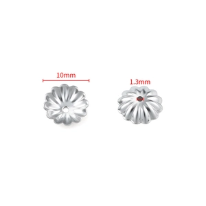 Detailansicht der 10mm Edelstahl-Blumenperlenkappen für DIY-Schmuckherstellung