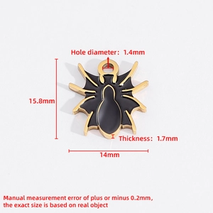Vue détaillée du pendentif araignée doré en acier avec dimensions et émail noir poli