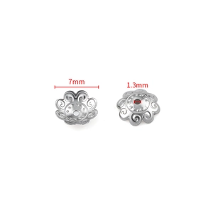 Detailansicht von 7mm Edelstahl-Perlenkappen mit 1,3mm Loch für DIY-Schmuckherstellung