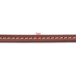 Gros plan du cordon en cuir PU marron 5mm avec coutures blanches pour la création de bijoux