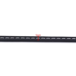 Vue macro d'un cordon en cuir PU noir de 5mm avec surpiqûre blanche pour bijoux DIY