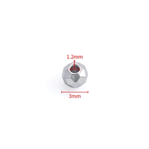 Détail macro d'une perle facettée en acier inoxydable de 3mm avec trou de 1,2mm pour bijoux