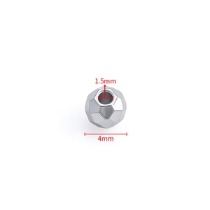 Vue macro d'une perle facettée en acier inox 4mm avec trou de 1,5mm pour bijoux
