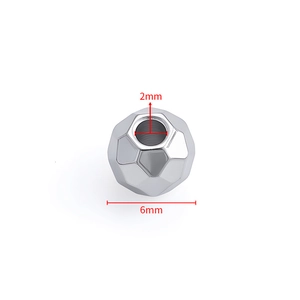 Détail d'une perle facettée en acier inoxydable de 6mm avec trou de 2mm pour bijoux