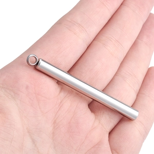 Polierter Edelstahl-Zylinderanhänger mit Ringdetail, gezeigt in der Hand zum Größenvergleich