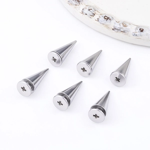 Set de seis pendientes punk de acero inoxidable con forma de cono y base de tornillo plata