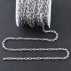 Detailansicht der silbernen Edelstahl-Gliederkette auf Spule für DIY-Schmuckherstellung
