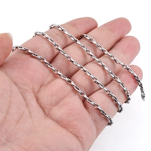Poliertes Silber-Edelstahl-Gliederkette Halskette um eine Hand gewickelt für Stil