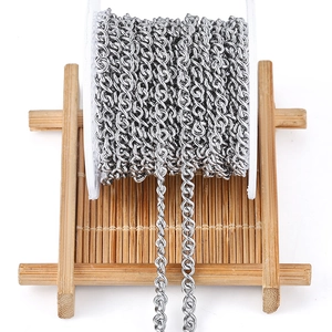 Edelstahl-Gliederkette auf Spule für DIY-Schmuckherstellung auf Bambustablett
